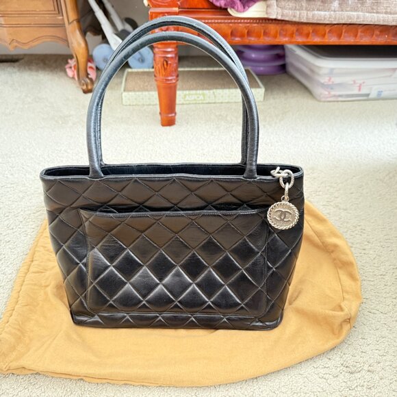 Authentic CHANEL Made in FRANCE Medaillon Reprint Matrasse Black Caviar Tote Bag - Picture 3 of 12